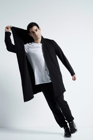 Άντρας σε κίνηση handstand με λυγισμένη μέση. Χορευτική κίνηση άντρα χορευτή φορώντας baya man αντρικά ρούχα