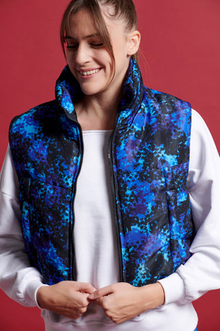Αμάνικο puffer jacket με camouflage print | Μπλε